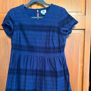 Med Gap dress for wedding or work! Eyelet detail with neckline button on back.